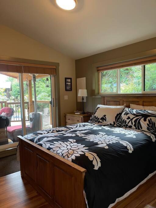 Cozy Corner Cottage Port Renfrew Exterior foto